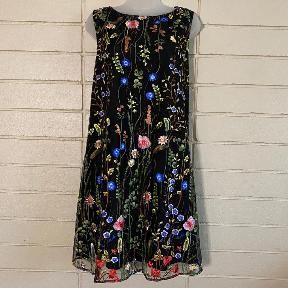 Tahari NWOT floral embroidered dress - size 10